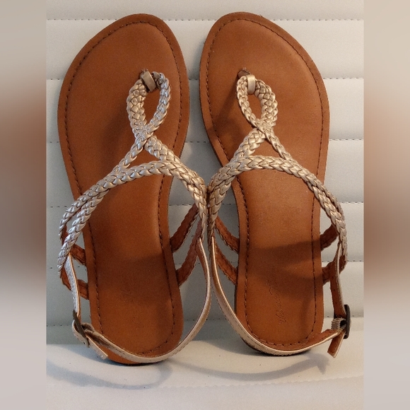 Universal Thread Sandals - Picture 2 of 6